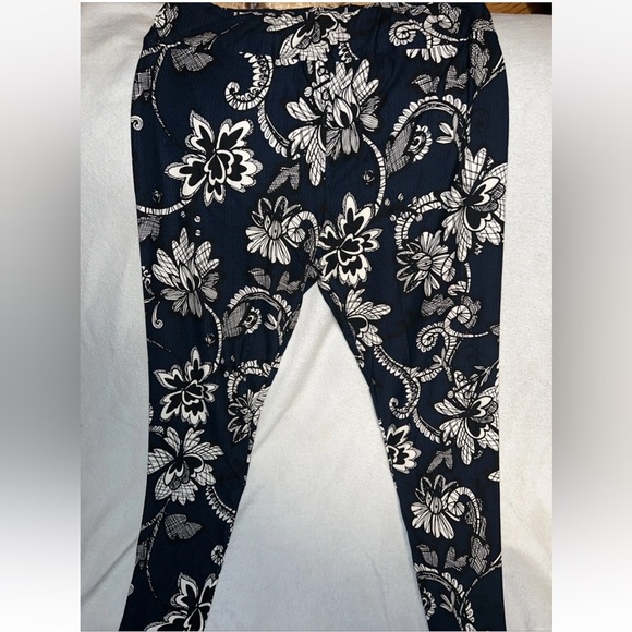 NWOT LuLaRoe Leggings Navy Blue White Paisley Floral Damask OS One Size (2-10) - Picture 1 of 6